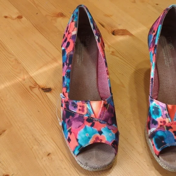 Step into Summer with Toms Oahu Espadrille: Perfect Blend of Style and Comfort - Picture 6 of 15